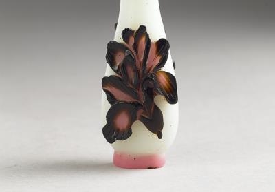 图片[2]-Dual-color-on-white glass overlay snuff bottle with a floral design, 19th century, Qing dynasty-China Archive